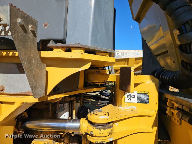 image for item DT7567 2006 John Deere 400D haul truck