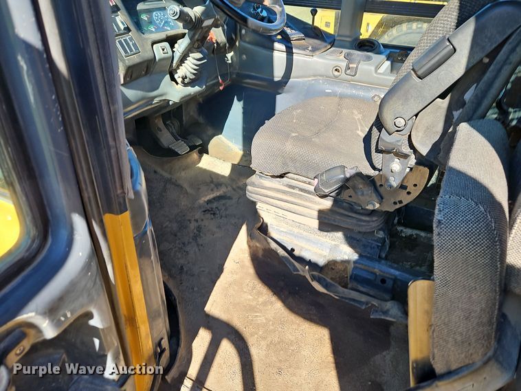 image for item DT7567 2006 John Deere 400D haul truck