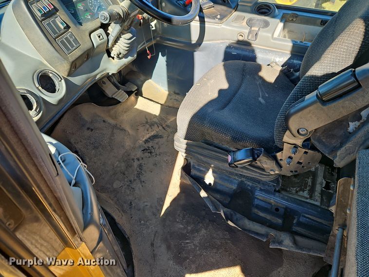 image for item DT7567 2006 John Deere 400D haul truck