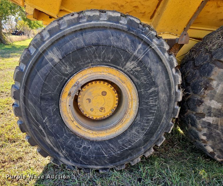 image for item DT7567 2006 John Deere 400D haul truck