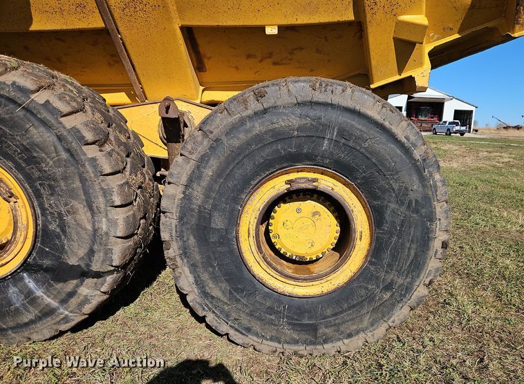 image for item DT7567 2006 John Deere 400D haul truck