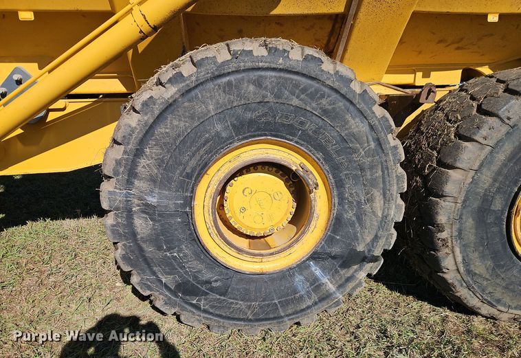 image for item DT7567 2006 John Deere 400D haul truck