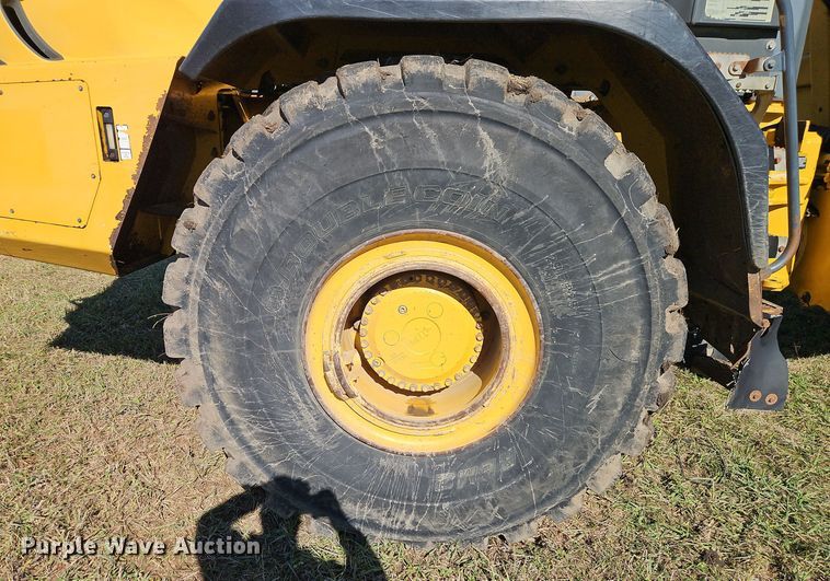 image for item DT7567 2006 John Deere 400D haul truck