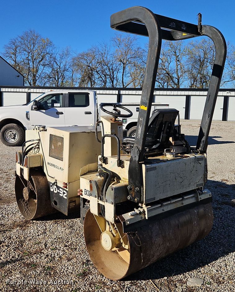 image for item DT7571 1999 Ingersoll-Rand DD-32 double drum vibratory roller