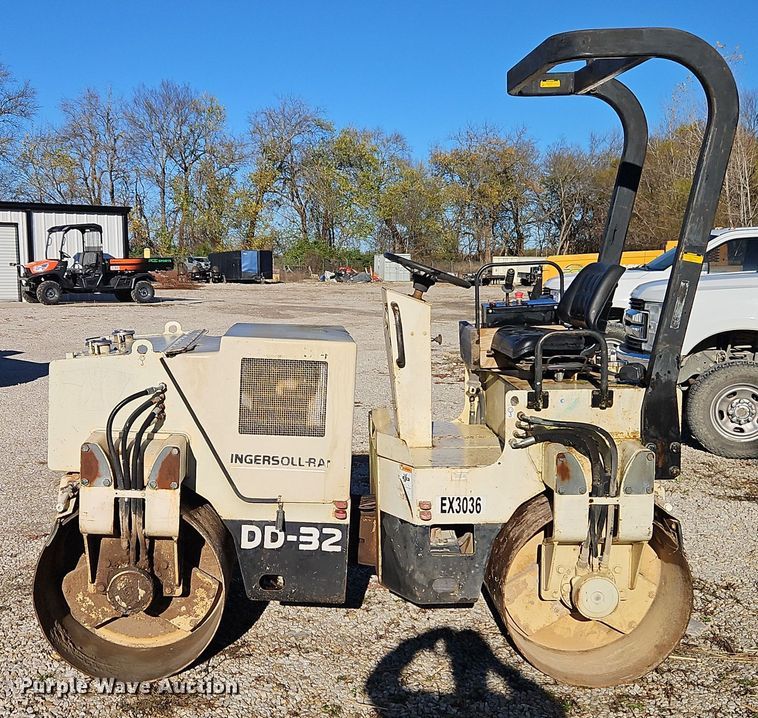 image for item DT7571 1999 Ingersoll-Rand DD-32 double drum vibratory roller