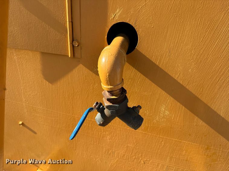 image for item DU9635 1990 Le Roi Dresser air compressor