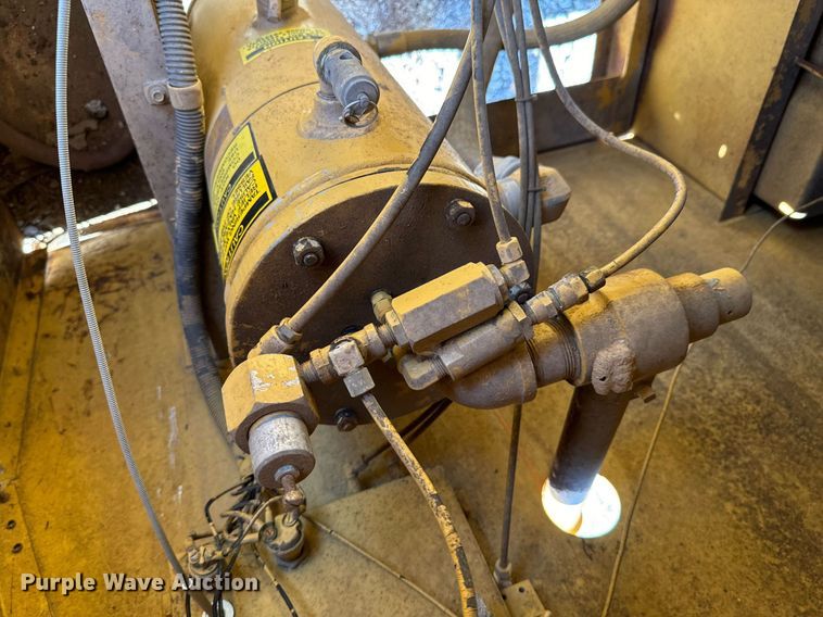 image for item DU9635 1990 Le Roi Dresser air compressor