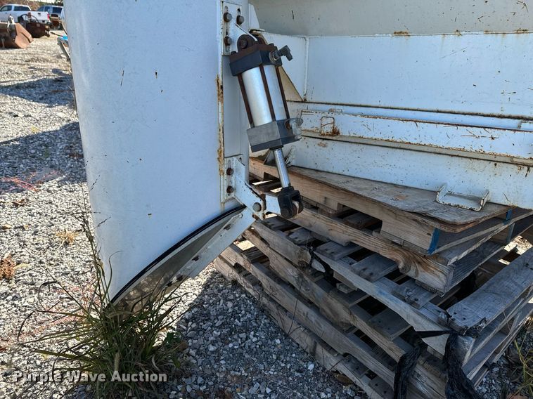 image for item DU9644 Vacuum truck bed equipment