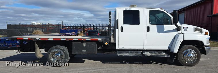 image for item DV0025 2007 GMC C5500 Crew Cab flatbed truck