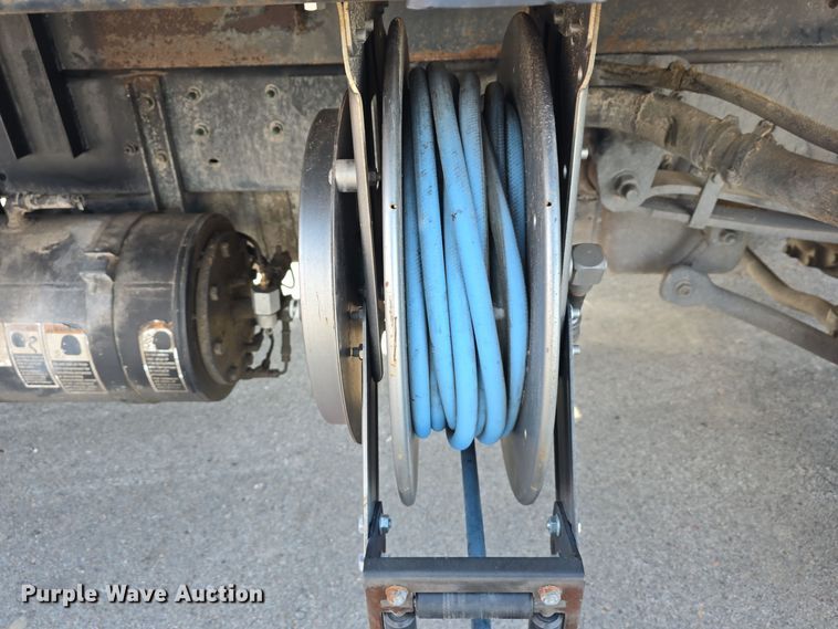 image for item DV0025 2007 GMC C5500 Crew Cab flatbed truck