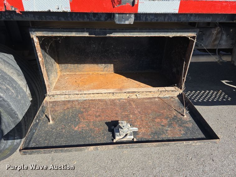 image for item DV0025 2007 GMC C5500 Crew Cab flatbed truck