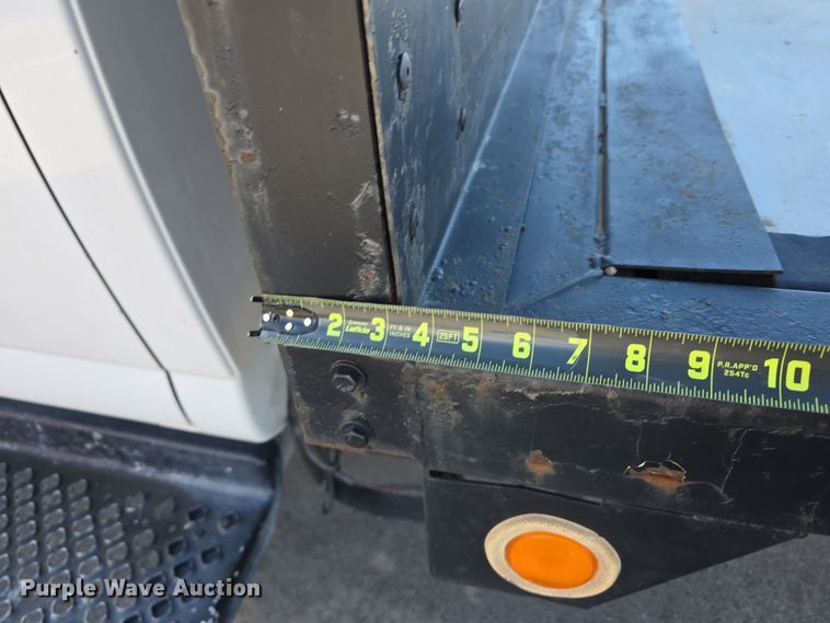 image for item DV0025 2007 GMC C5500 Crew Cab flatbed truck