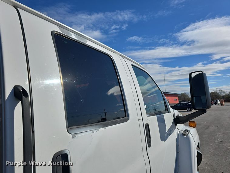 image for item DV0025 2007 GMC C5500 Crew Cab flatbed truck