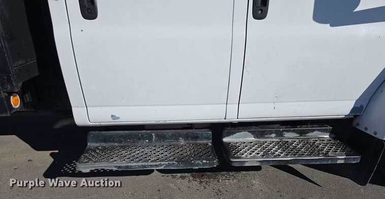 image for item DV0025 2007 GMC C5500 Crew Cab flatbed truck