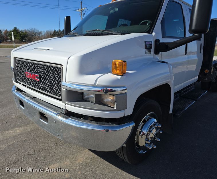 image for item DV0025 2007 GMC C5500 Crew Cab flatbed truck