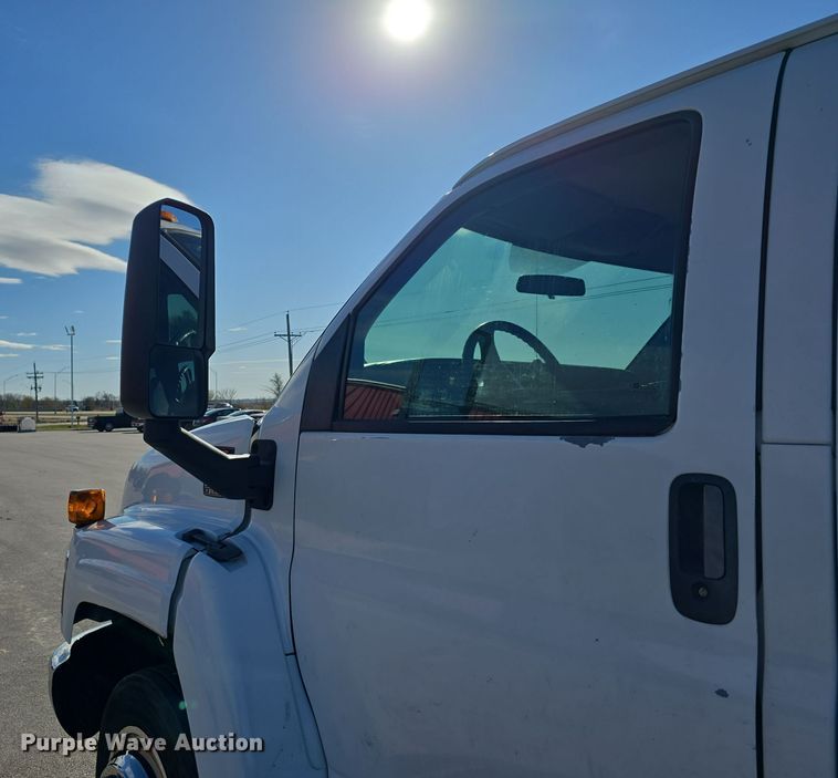 image for item DV0025 2007 GMC C5500 Crew Cab flatbed truck