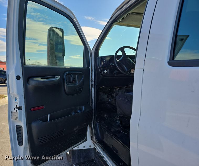 image for item DV0025 2007 GMC C5500 Crew Cab flatbed truck