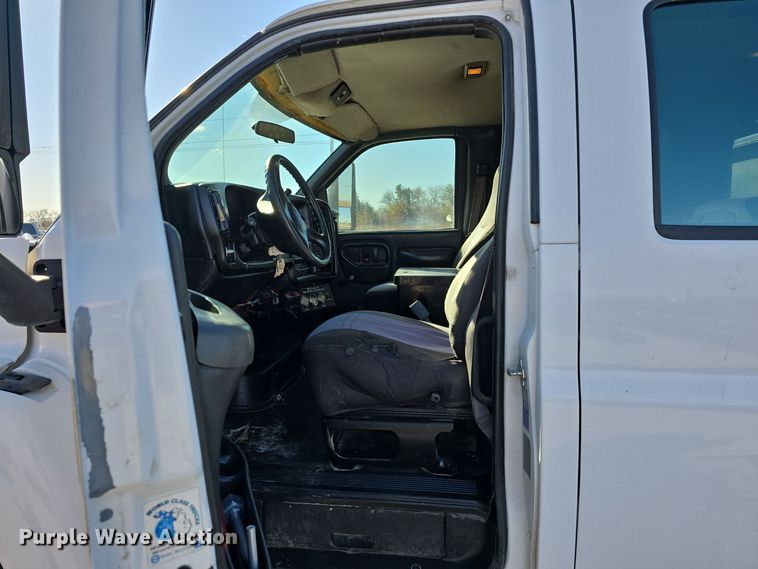 image for item DV0025 2007 GMC C5500 Crew Cab flatbed truck