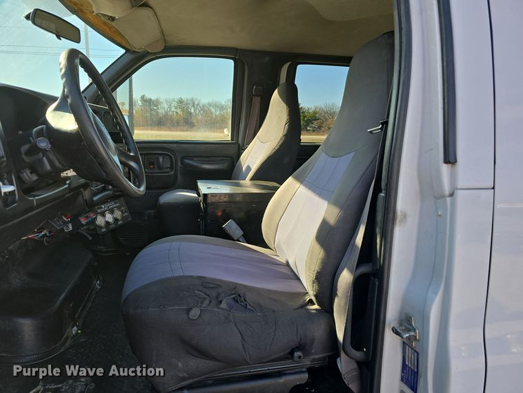 image for item DV0025 2007 GMC C5500 Crew Cab flatbed truck