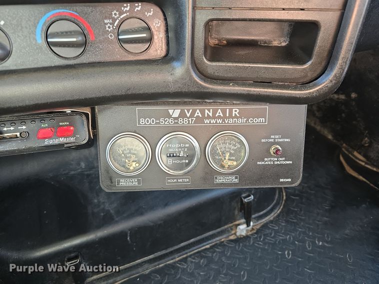 image for item DV0025 2007 GMC C5500 Crew Cab flatbed truck