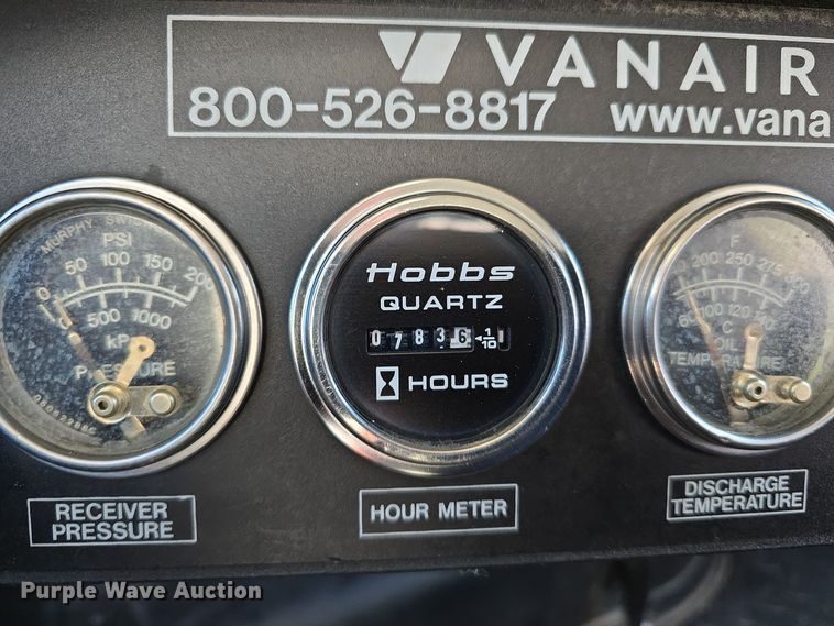 image for item DV0025 2007 GMC C5500 Crew Cab flatbed truck