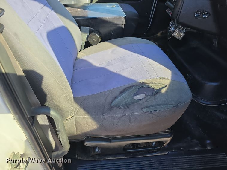 image for item DV0025 2007 GMC C5500 Crew Cab flatbed truck