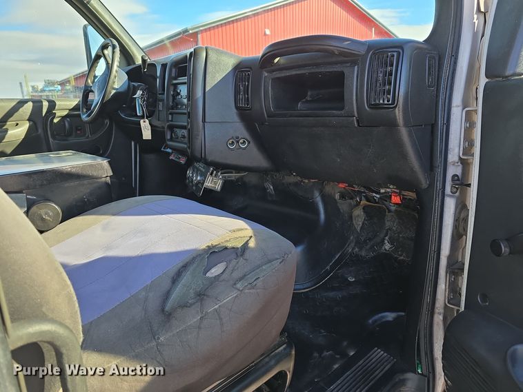 image for item DV0025 2007 GMC C5500 Crew Cab flatbed truck