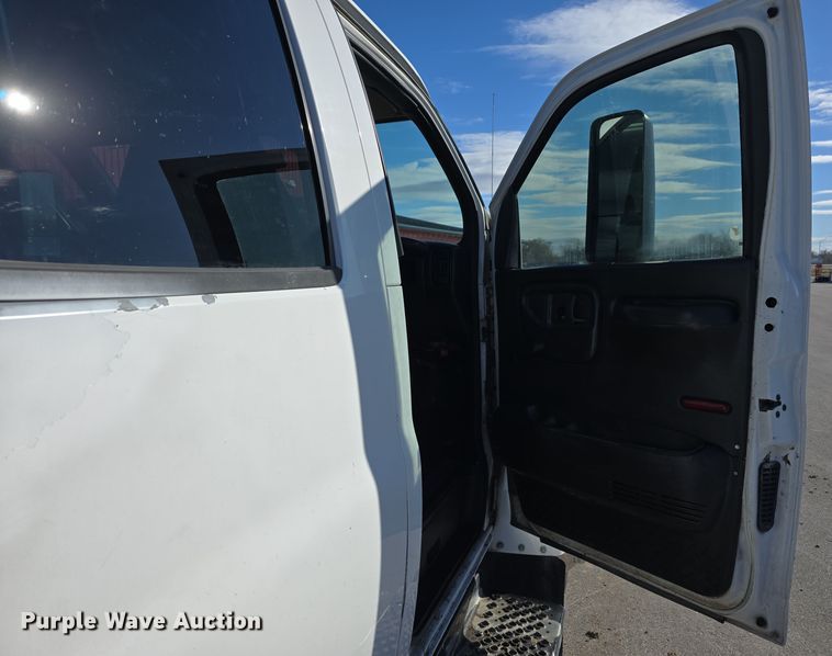 image for item DV0025 2007 GMC C5500 Crew Cab flatbed truck