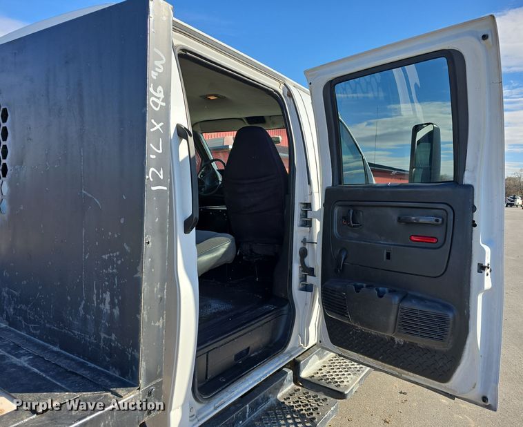 image for item DV0025 2007 GMC C5500 Crew Cab flatbed truck