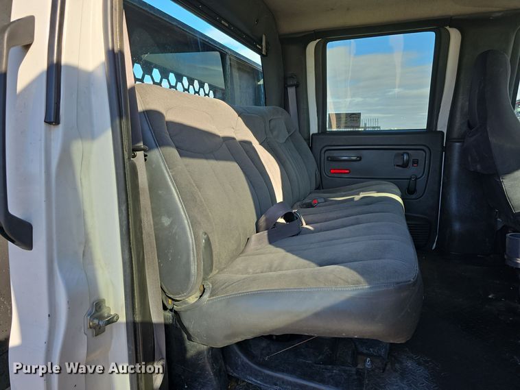 image for item DV0025 2007 GMC C5500 Crew Cab flatbed truck