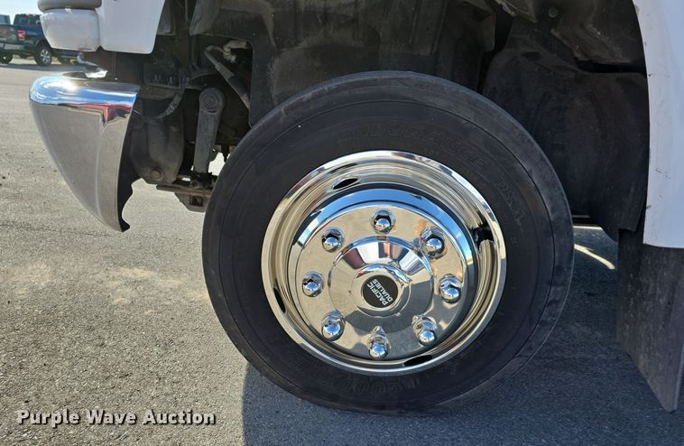 image for item DV0025 2007 GMC C5500 Crew Cab flatbed truck