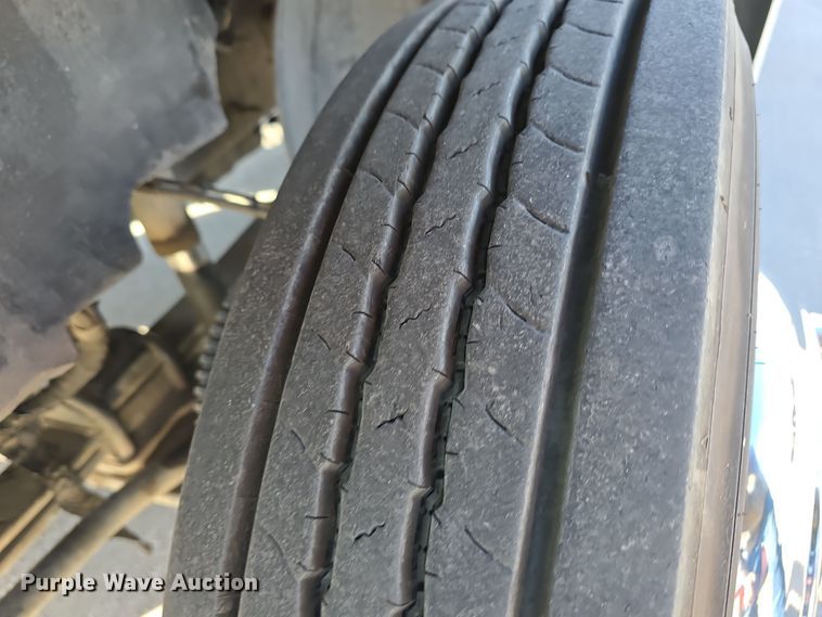 image for item DV0025 2007 GMC C5500 Crew Cab flatbed truck