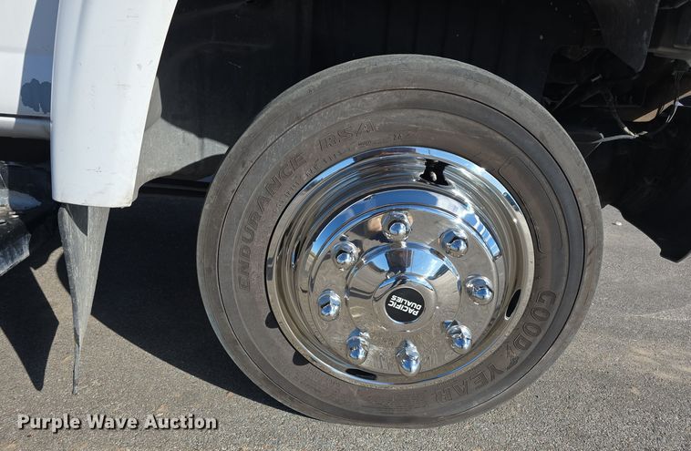 image for item DV0025 2007 GMC C5500 Crew Cab flatbed truck