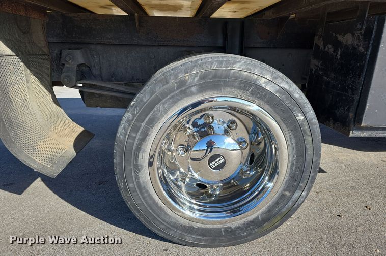 image for item DV0025 2007 GMC C5500 Crew Cab flatbed truck