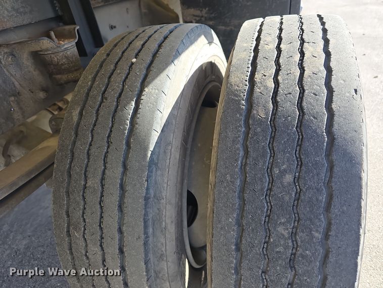 image for item DV0025 2007 GMC C5500 Crew Cab flatbed truck