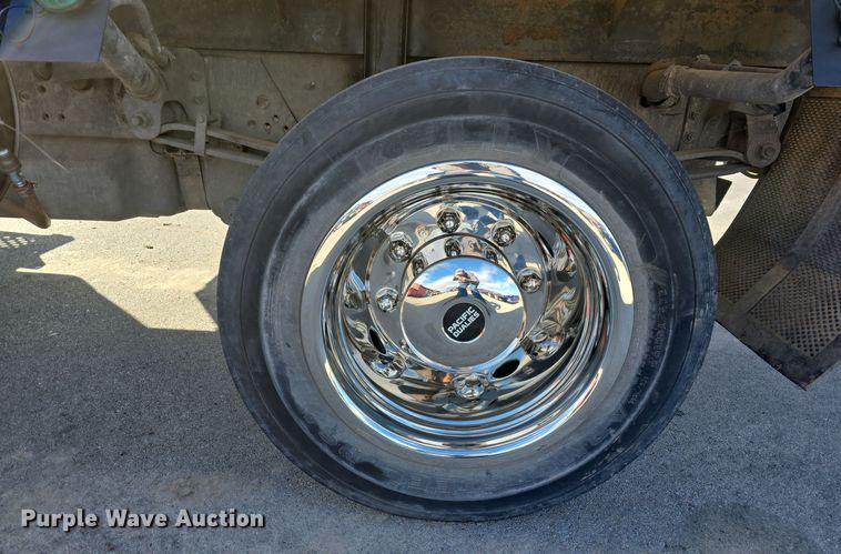 image for item DV0025 2007 GMC C5500 Crew Cab flatbed truck