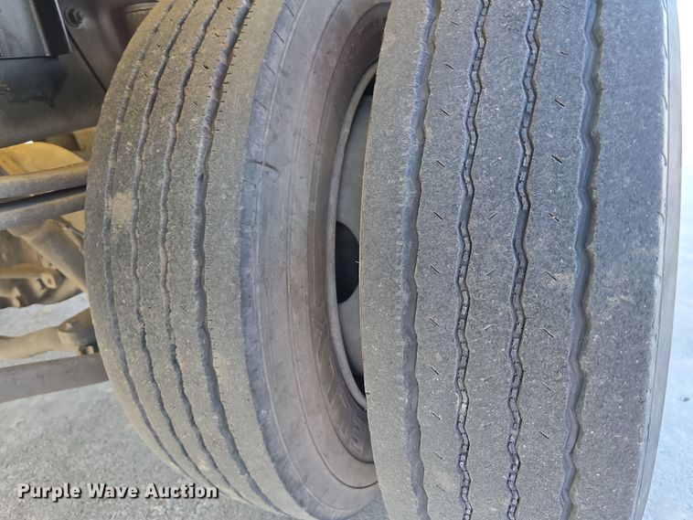 image for item DV0025 2007 GMC C5500 Crew Cab flatbed truck