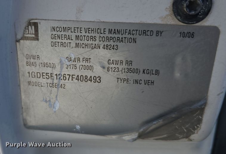 image for item DV0025 2007 GMC C5500 Crew Cab flatbed truck