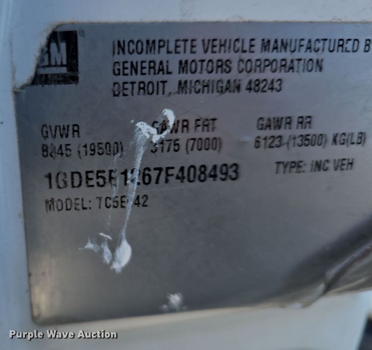 image for item DV0025 2007 GMC C5500 Crew Cab flatbed truck