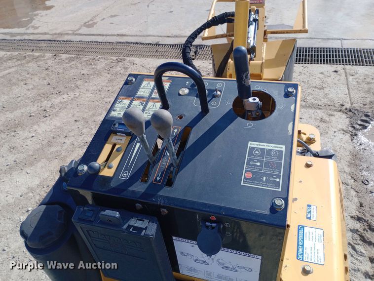 image for item DW0869 2014 Vermeer SC30TX stump grinder