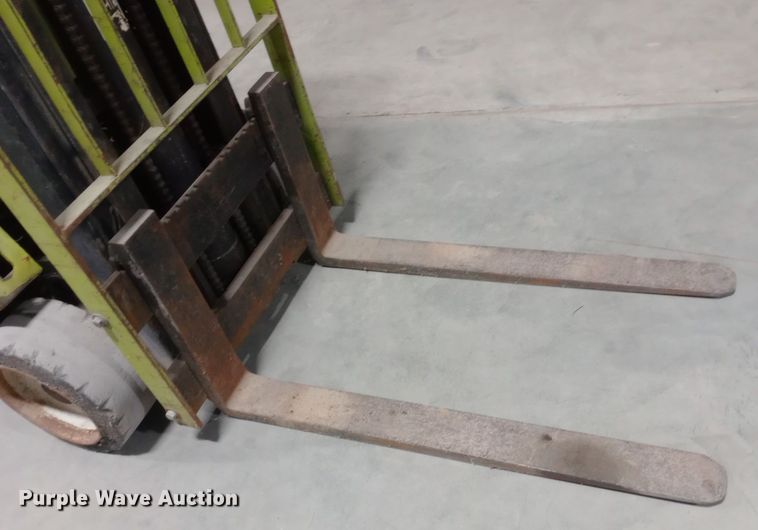 image for item DW0881 Clark C500-30 forklift