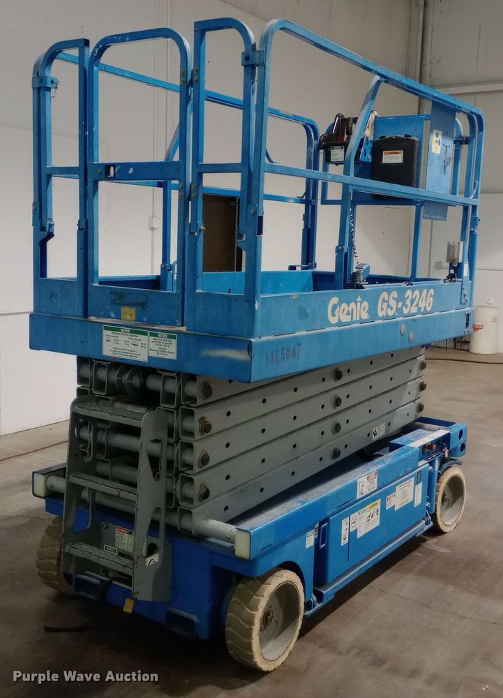image for item DW0935 2002 Genie GS-3246 scissor lift