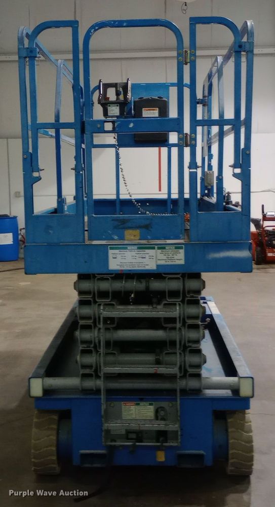 image for item DW0935 2002 Genie GS-3246 scissor lift