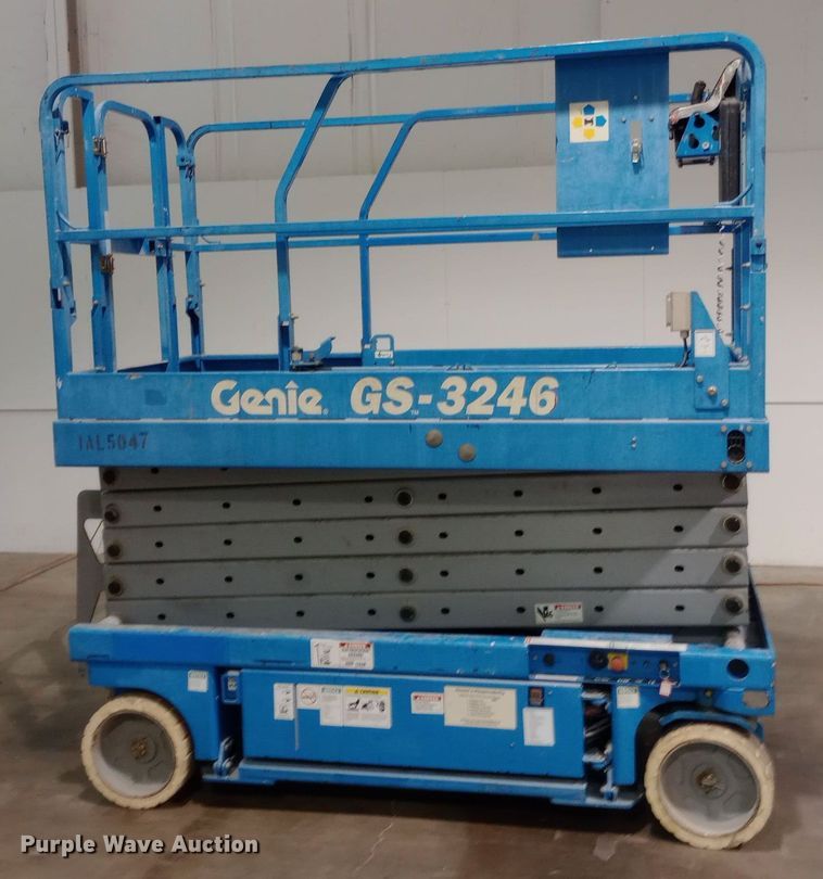 image for item DW0935 2002 Genie GS-3246 scissor lift