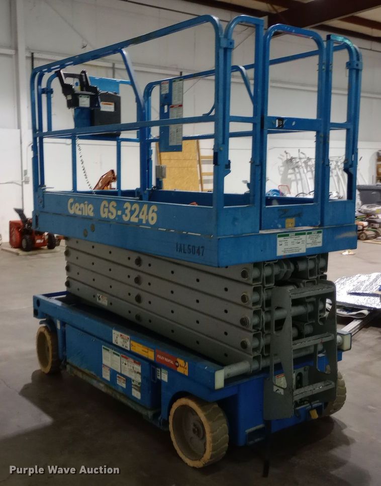 image for item DW0935 2002 Genie GS-3246 scissor lift