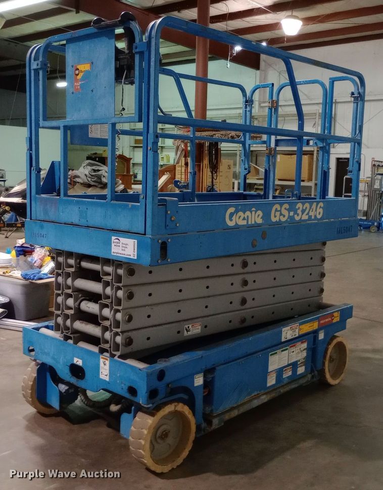 image for item DW0935 2002 Genie GS-3246 scissor lift