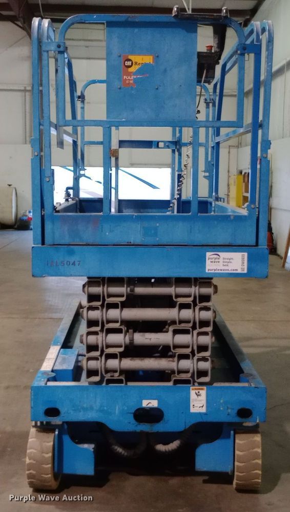 image for item DW0935 2002 Genie GS-3246 scissor lift