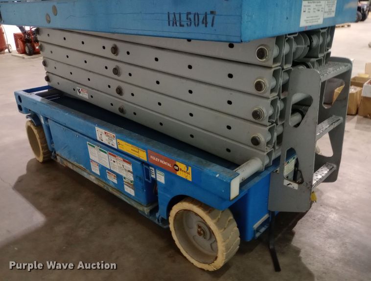 image for item DW0935 2002 Genie GS-3246 scissor lift