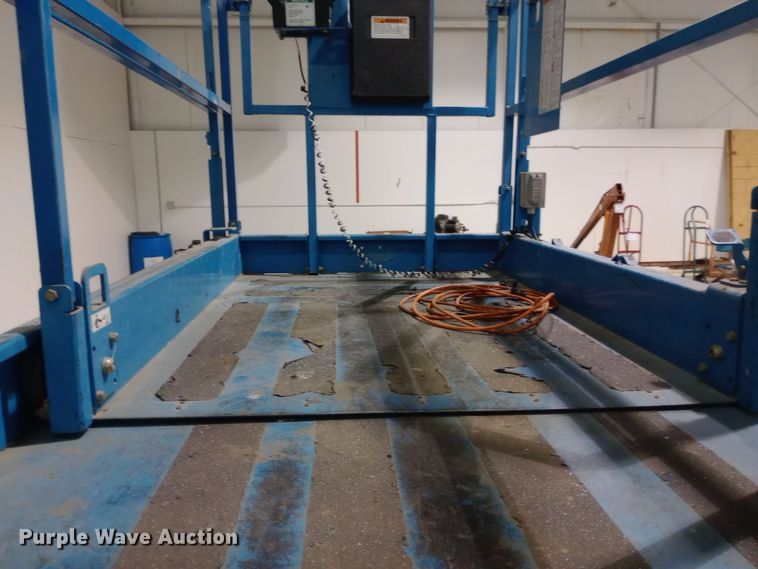 image for item DW0935 2002 Genie GS-3246 scissor lift