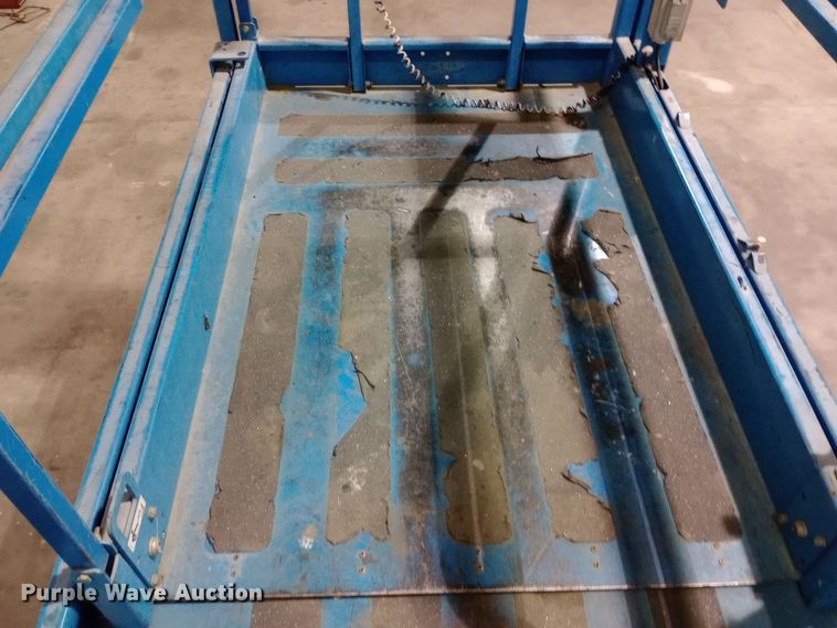 image for item DW0935 2002 Genie GS-3246 scissor lift